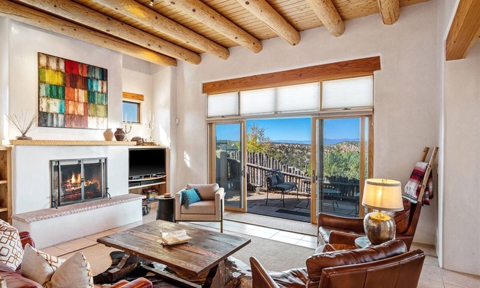 Tesuque House | Casa Serena: Breathtaking Views & Inviting Community Pool