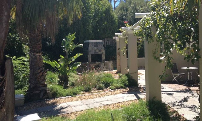 Somerset West House | Casa Serena Villa Guest House: Relax by the Pool and Kitchen