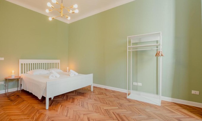 Barriera Vecchia-San Giacomo Apartment | Elegant Casa Settefontane: Breakfast & Family-Friendly Fun