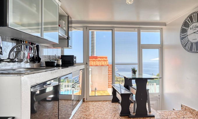 Calheta Cottage | Experience Casa Sienna: Family-Friendly Retreat in Madeira
