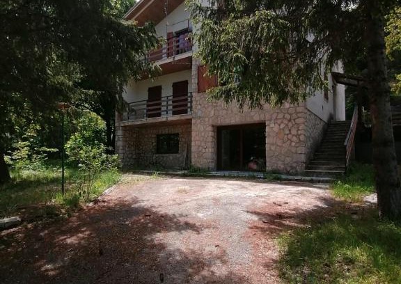 Rocca di Cambio Apartment | Charming Casa Singola in Villa - Pet & Child Friendly Stay