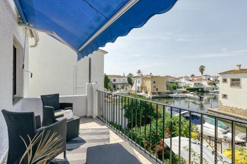 Empuriabrava House | Discover Casa Sirena: Family and Pet-Friendly Retreat