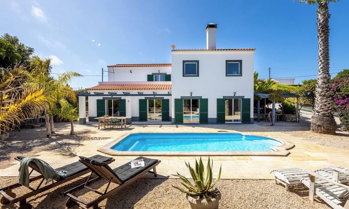 Aljezur Villa | Casa Skip: Enchanting 4-Bedroom Villa with Garden & Pool