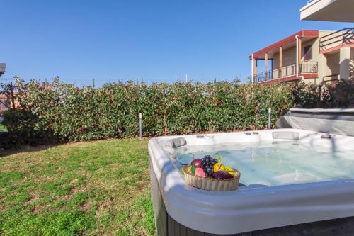 Agnone Bagni Apartment | Casa Smeralda: Just 200m from the Beach with Hot Tub Access
