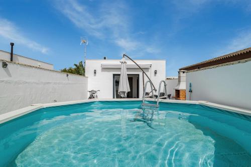 Conil de la Frontera Apartment | Discover Casa Sofia: Pet-Friendly Retreat with Pool Access