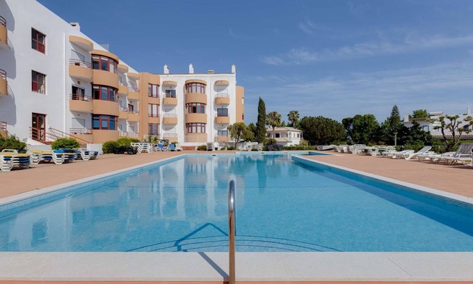 Alvor Apartment | Casa Sol e Lua bright 1 bedroom apartment with shared pool, kitchen and balcony