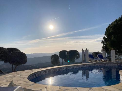 Canillas de Aceituno House | Bright Casa Soleada Holiday Villa with Oceanfront Pool