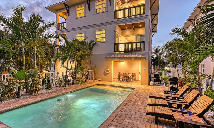 Siesta Key House | Casa Stolida | Pet Friendly with Private Heated Pool & Beach Access