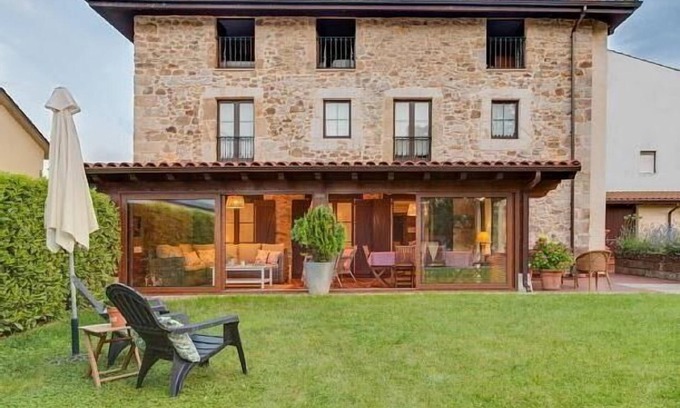 Liendo Cottage | Casa Suca: Garden Retreat with Ocean Views and Spa Amenities
