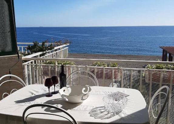Fondachello Apartment | Outstanding Oceanfront Escape at Casa sul mare