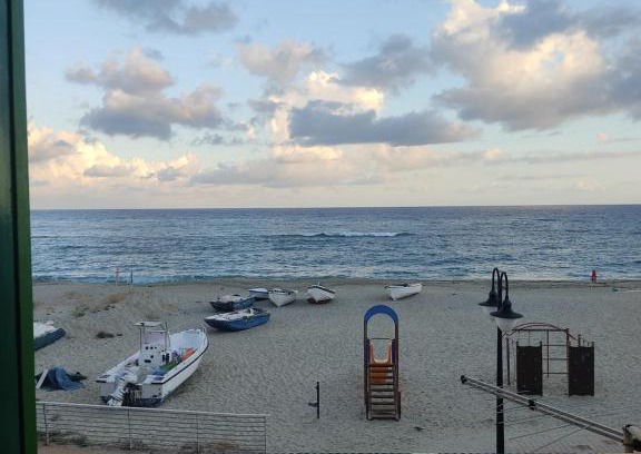 Vibo Marina Apartment | Seaside Retreat: Casa sul mare with Oceanfront Views