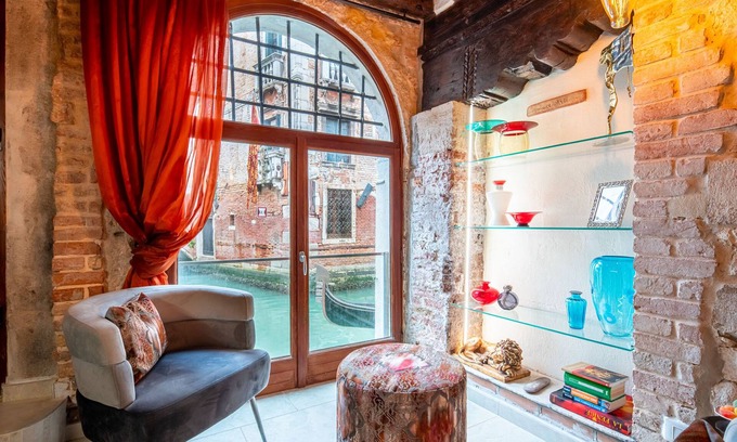 Cannaregio Apartment | Experience Casa sul Ponte del Cristo with Canal Views
