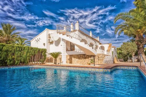 Media Luna Villa | Elegant Casa Sundial: 4-Star Poolside Retreat with Great Reviews