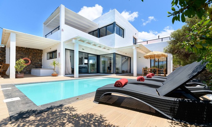Conil Ski Chalet | Casa Sur: Breathtaking Sea Views & Private Heated Pool