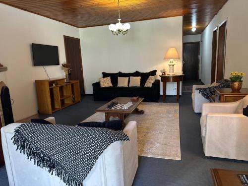 Vila Telma House | Ideal Family Retreat in Campos Jordão with Breakfast Included