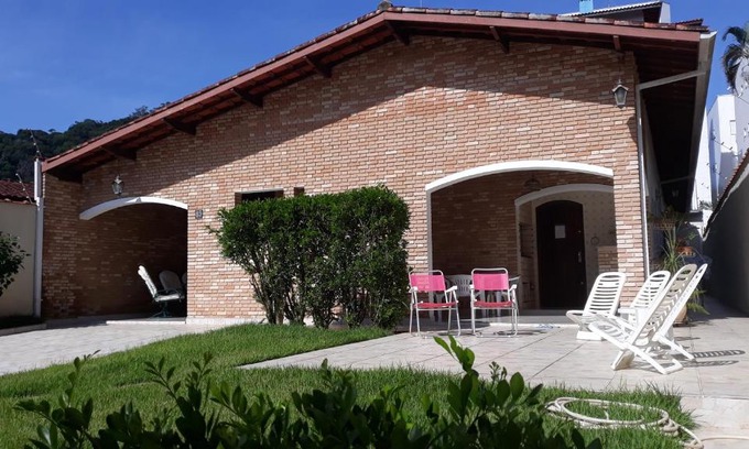 Praia da Enseada House | Cozy Casa Térrea with Ocean View & Breakfast Included