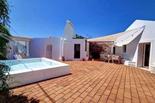Santiago do Cacem House | Quaint Casa Típica with Patio and Pool for Family Fun