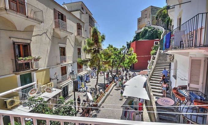 Positano Apartment | Casa Tarallo: Bright Apartment in Positano with Free Wi-Fi