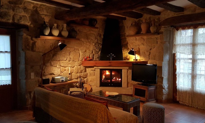 Horta de Sant Joan Cottage | Cozy Casa Templers: Pet-Friendly Retreat for Families