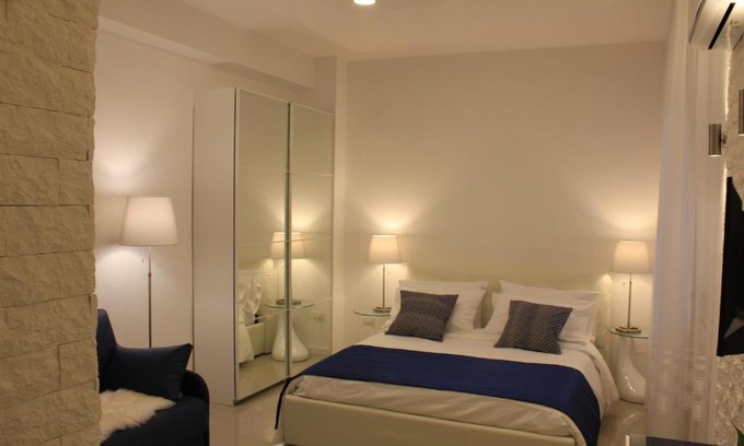 Fuorigrotta Bed & Breakfast | Cozy Casa Teresa Bed & Breakfast with Oceanfront Views