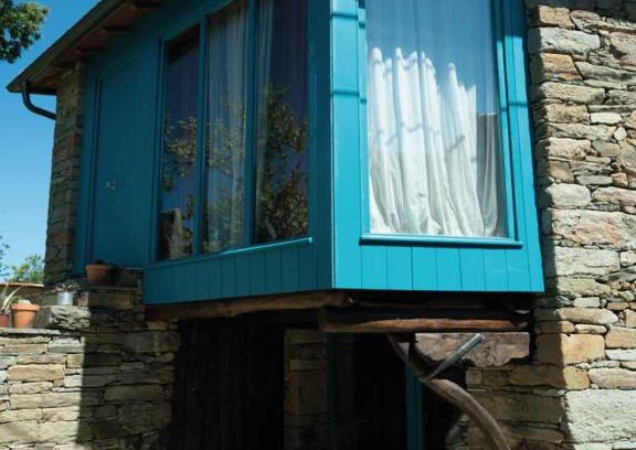 Laza House | CASA TERRA ALMA: Pet-Friendly Retreat with Spa & Hot Tub