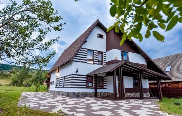 Rozavlea House | Casa Terra: Family-Friendly Retreat with Hot Tub & Kitchen