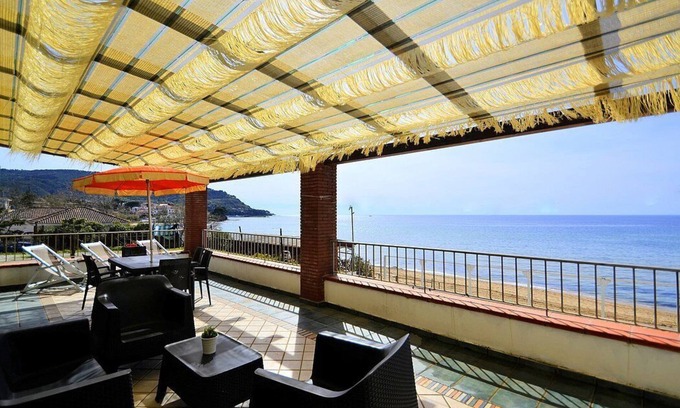 Castellabate House | Casa Terry B: Beachfront Apartment with Free Wi-Fi & Breakfast