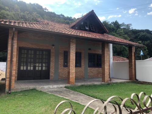Governador Celso Ramos House | Casa Tijolinho a Vista - Steps from the Beach & Family-Friendly