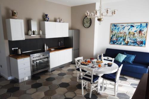 Bacoli Apartment | Cozy Casa Tilde Bacoli: Oceanfront Retreat with Breakfast