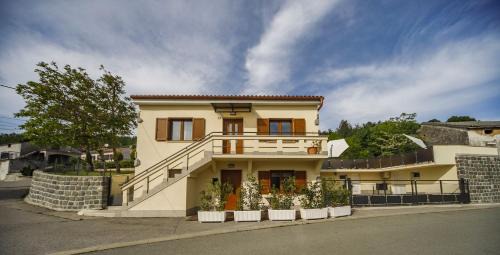 Lipa Villa | Discover Casa Tilia: 4-Star Oceanfront Getaway