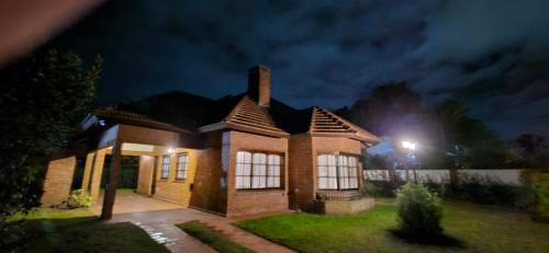 Villa Gesell House | Top-Rated Casa Tinta Roja: Family & Pet Friendly Retreat