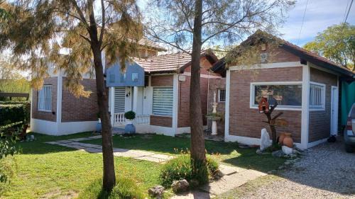 Merlo House | CASA TODA EN PLANTA BAJA CON PARQUE y PILETA INDIVIDUAL SOBRE ASFALTO A POCAS CUADRAS DEL CENTRO DE MERLO