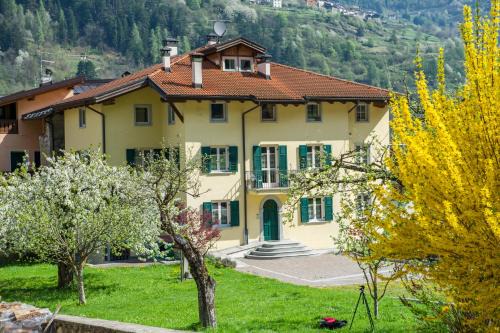 Pellizzano Apartment | Oceanfront Casa Tomaselli: Pet Friendly & Family Welcoming