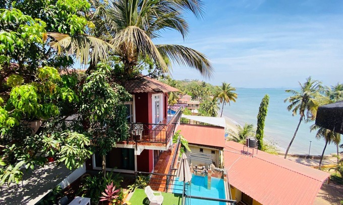 Dona Paula Hotel | Casa Tropicana: Family-Friendly Haven with Pool & Dining