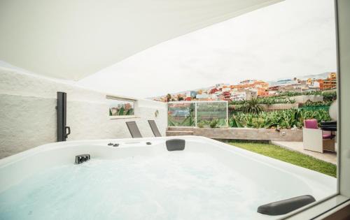 Los Realejos House | Relax at Casa Tulipanes & Spa with Oceanfront Amenities