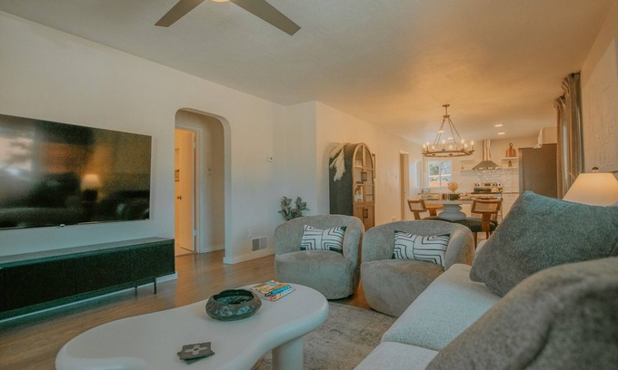 Albuquerque House | Pet-Friendly Casa Urbana with Hot Tub & 9.8/10 Rating