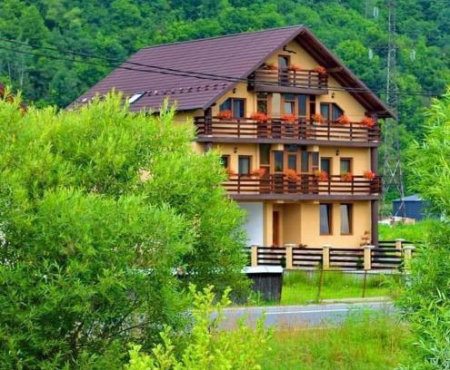 Giulesti House | Cozy Casa Vădeanu: Pet-Friendly Retreat with Great Reviews