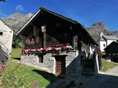Alpe Devero Apartment | Oceanfront Retreat at Casa Vacanza Ai Ponti for Families
