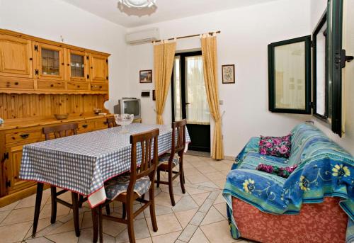 Monte Longu Apartment | Highly Rated Casa vacanza S'ulivàriu - Posada for Families