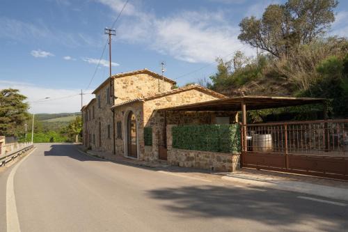 Montalcino House | Exceptional Casa Vacanza Sant' Antimo with Hot Tub & Dining