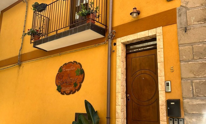 Motta Camastra Apartment | Relaxing Stay at Casa Vacanze Antico Borgo with Spa & Breakfast