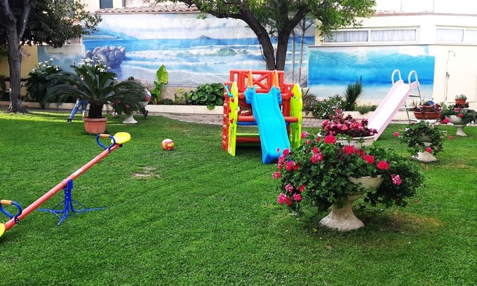 Girasole Apartment | Pet-Friendly Casa Vacanze Arba Girasole with Oceanfront Views