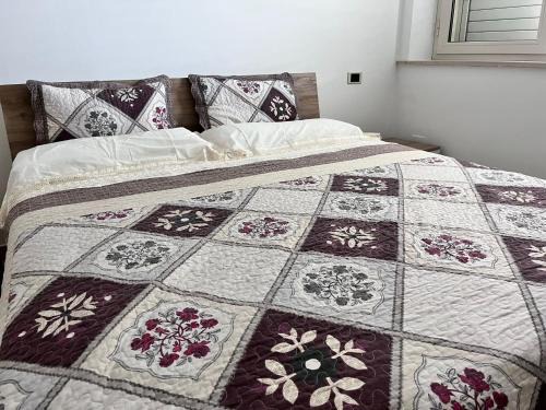 Cappelle sul Tavo Apartment | Family-Friendly Casa Vacanze Carducci with Relaxing Hot Tub