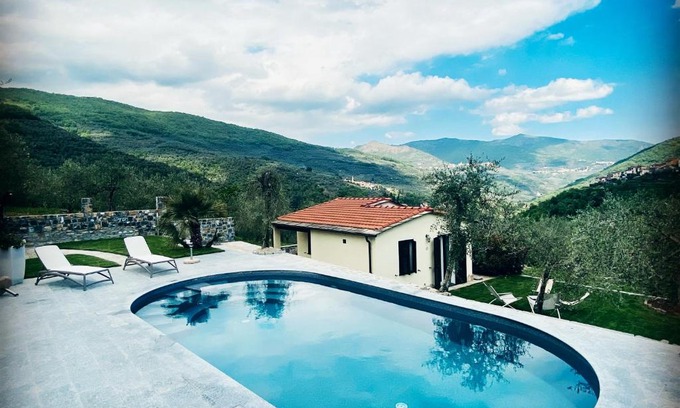 Borgomaro House | Experience Casa Vacanze Gli Ulivi with Pool & Hot Tub