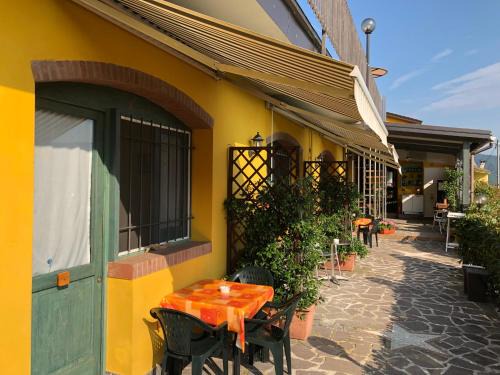 Vezzano Ligure House | Discover Casa Vacanze Lillo: Pet-Friendly Retreat with Pool