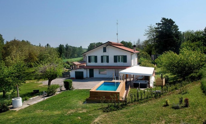 Montegridolfo House | Experience Casa Vacanze Raggio Di Sole with Pool & Hot Tub