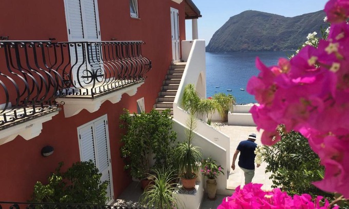 Canneto Apartment | Ocean View Retreat at Casa Vacanze Vista Mare Mela B