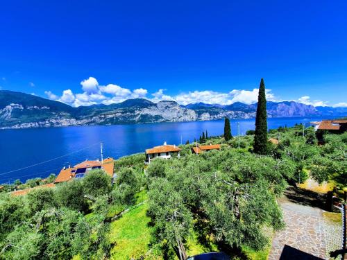 Magugnago Apartment | Oceanfront Casa Valenti: Guest Rated 8.9/10 for Families