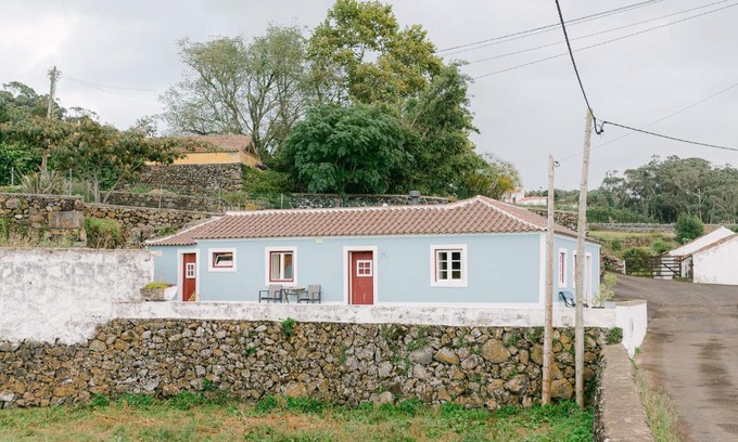 Angra do Heroismo House | Top-Rated Casa Ver o Mar: Family-Friendly with Kitchen