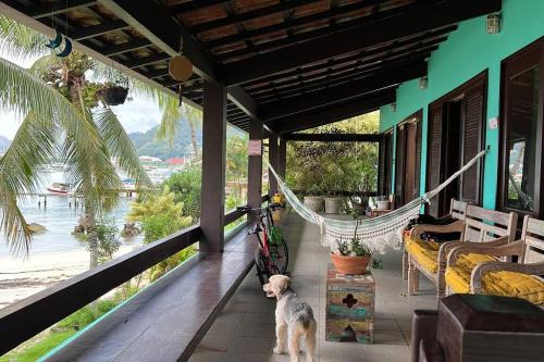 Marinas House | Casa Verde à Beira-Mar: Beachfront Oasis for Families & Pets